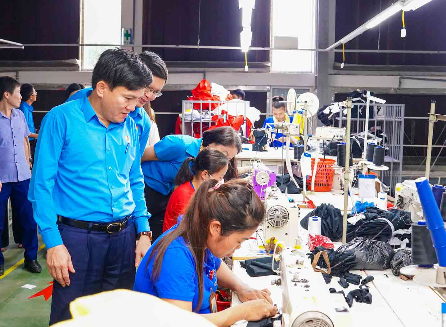 Đoàn công tác của Tổng Liên đoàn Lao động Việt Nam thăm hỏi, động viên công nhân đang làm việc tại xưởng. Ảnh: Duy Chương.