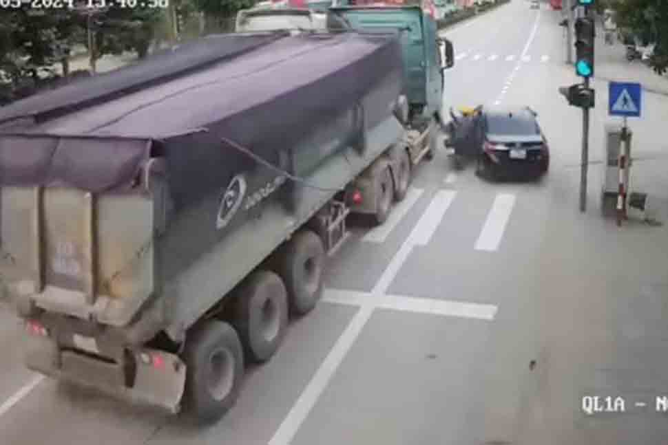 Hiện trường tài xế Hùng lái xe con vượt ẩu gây tai nạn. Ảnh cắt từ camera.