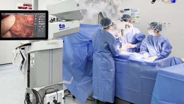 Ê kíp thực hiện vi phẫu micro-TESE tìm tinh trùng cho nam giới vô sinh. Ảnh: BVCC