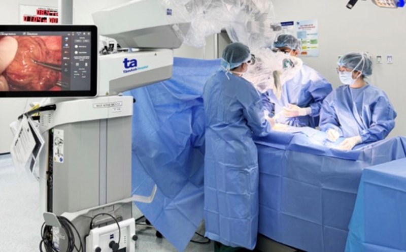 Ê kíp thực hiện vi phẫu micro-TESE tìm tinh trùng cho nam giới vô sinh. Ảnh: BVCC