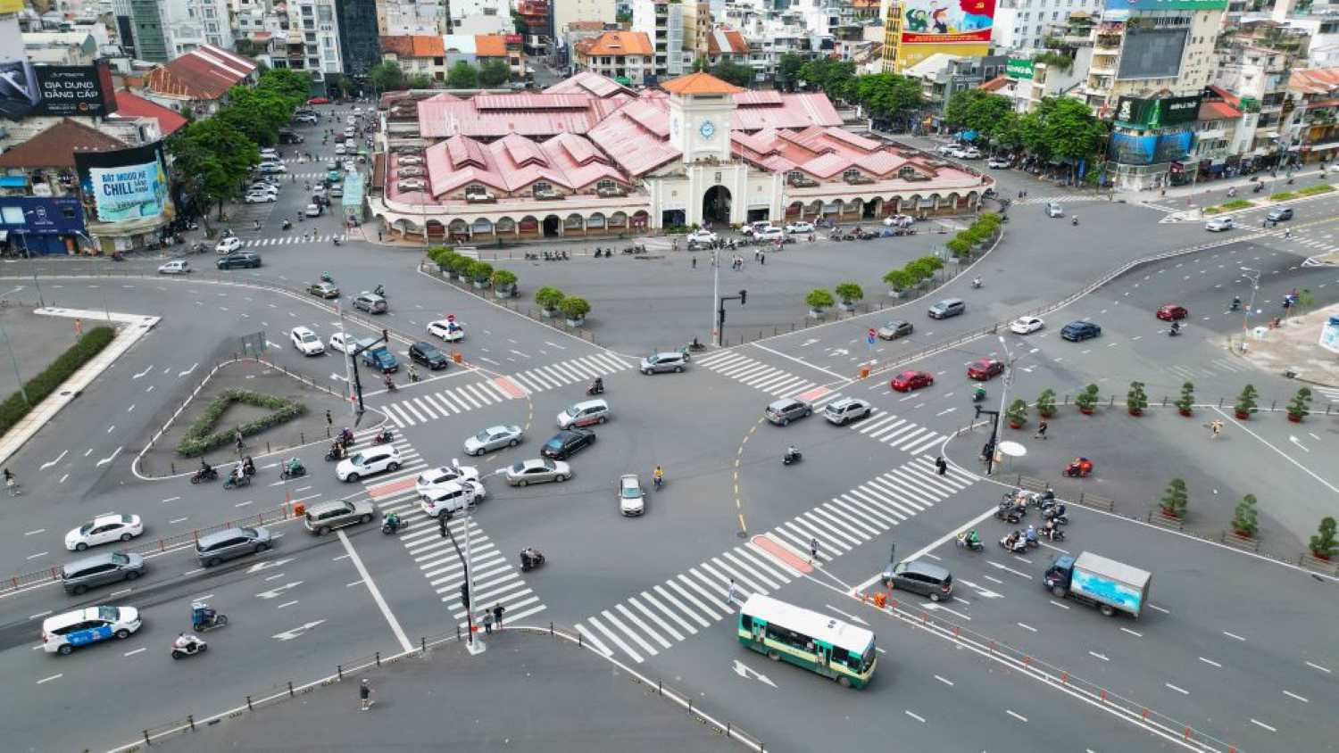 Hiện giao thông qua khu vực này được tổ chức giao thông theo dạng ngã tư, có đèn tín hiệu thay vì vòng xoay như trước.