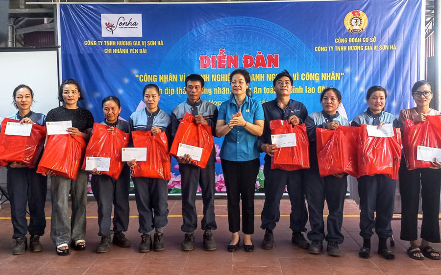 Trao quà cho đoàn viên có hoàn cảnh khó khăn ở Yên Bái. Ảnh: Khánh Chi