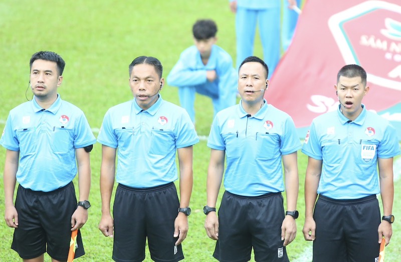 Trọng tài Nguyễn Viết Duẩn (thứ 2 từ phải sang) từ chối bàn thắng của Hoàng Anh Gia Lai ở phút 35. Ảnh: Minh Phong