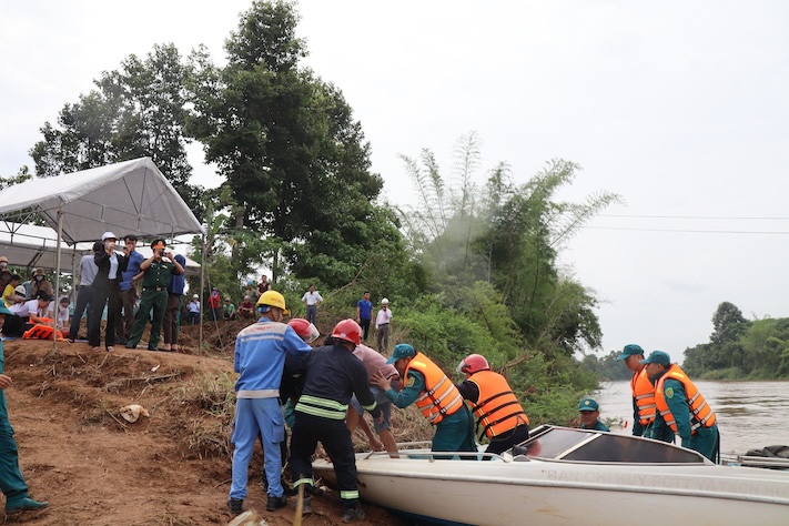 Các lực lượng sơ tán người dân trên sông Đồng Nai khi thực hiện tình huống giả định khi xả lũ. ẢNH: PV