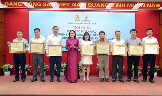 Công đoàn Dầu khí Việt Nam tặng Bằng khen cho các tập thể tích cực trong công tác truyền thông. Ảnh: CĐDK