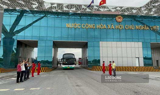 Xe khách đi qua cửa khẩu cầu Bắc Luân 2, thành phố Móng Cái, tỉnh Quảng Ninh. Ảnh: Đoàn Hưng