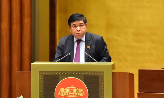 Bộ trưởng Bộ Kế hoạch và Đầu tư Nguyễn Chí Dũng trình bày tờ trình. Ảnh: Phạm Đông