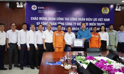 Đoàn công tác của Công đoàn Điện lực Việt Nam tặng quà đại diện người lao động. Ảnh: Cẩm Hương