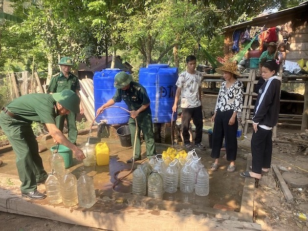 Biên phòng tỉnh Quảng Bình hỗ trợ người dân trong chương trình “Thứ bảy về bản“. Ảnh: BĐBP