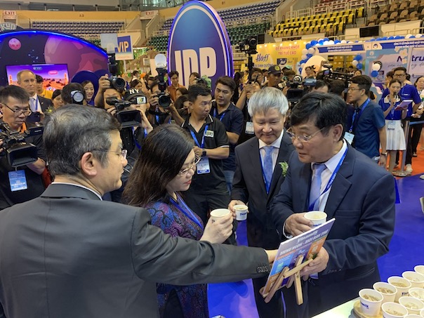 Các vị khách mời tham quan triển lãm ngành sữa. Ảnh: BTC cung cấp