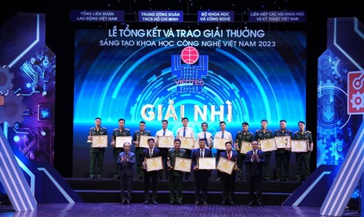Ông Luân Quốc Hưng (thứ hai từ phải qua, hàng dưới) đại diện EVNHCMC nhận giải thưởng VIFOTEC lần thứ 30. Ảnh: EVNHCMC cung cấp
