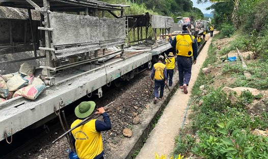 Lực lượng công nhân tiến hành kiểm tra đường ray đoạn qua hầm đường sắt qua Phú Yên. Ảnh: Hoài Luân