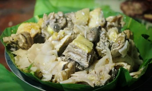 Gà nấu măng chua hạt dổi xứ Mường. Ảnh: Minh Nguyễn