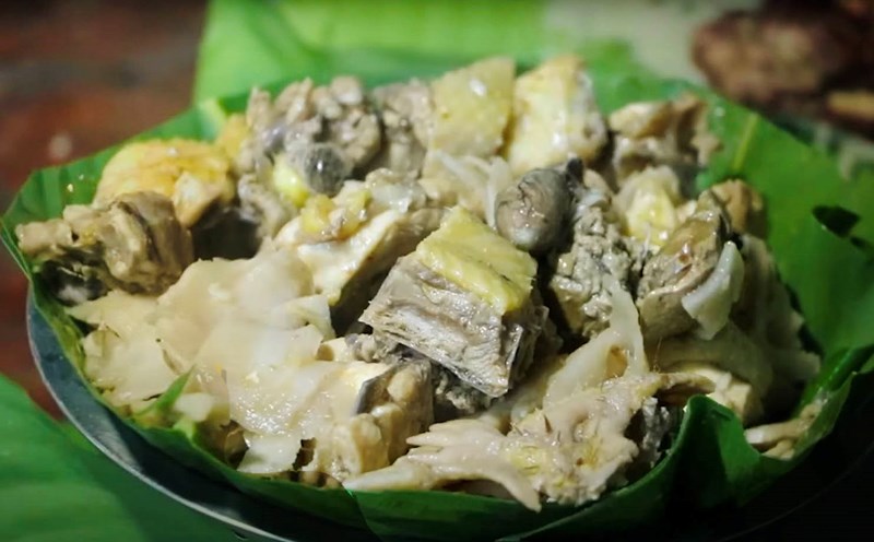 Gà nấu măng chua hạt dổi xứ Mường. Ảnh: Minh Nguyễn