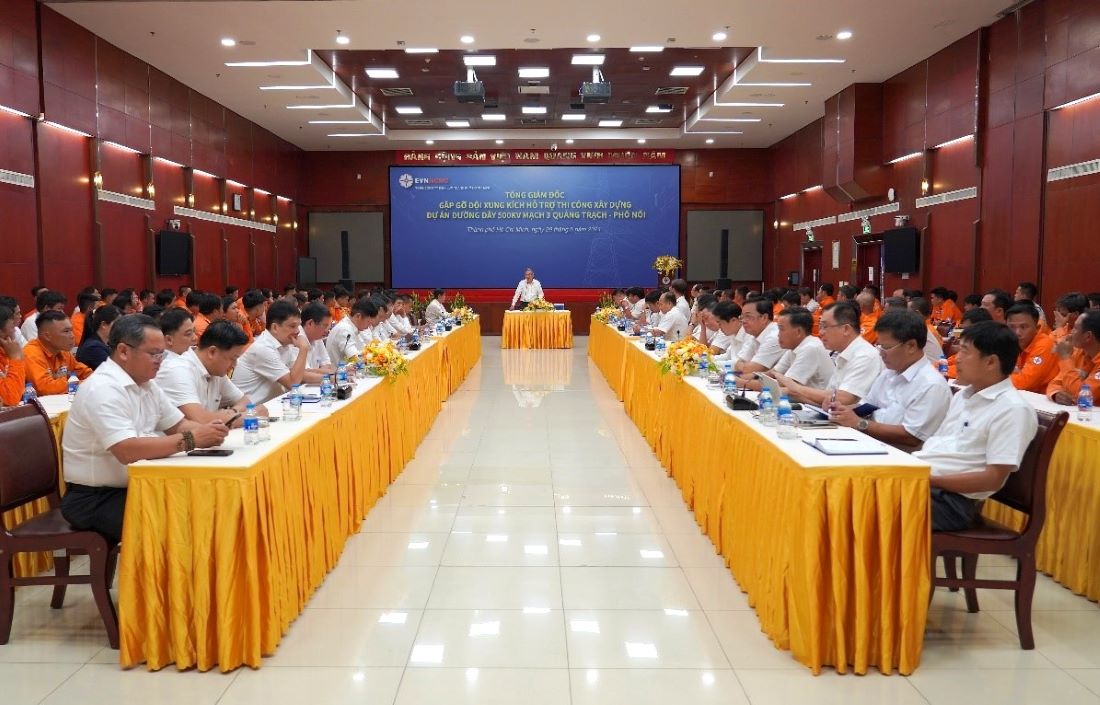 Tổng giám đốc EVNHCMC Nguyễn Văn Thanh gặp gỡ, động viên Đội xung kích hỗ trợ thi công xây dựng dự án đường dây 500kV mạch 3 Quảng Trạch – Phối Nối. Ảnh: EVNHCM cung cấp