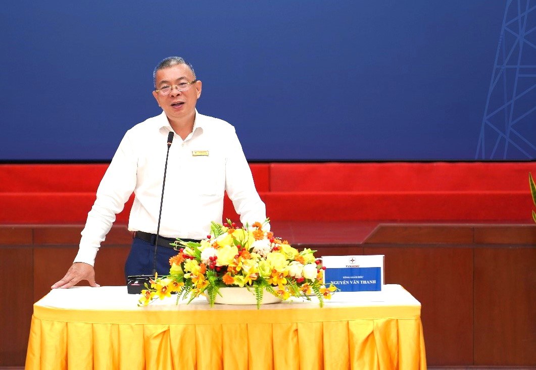 Ông Nguyễn Văn Thanh đề nghị Đội xung kích của EVNHCMC tiếp nhận và tham gia hỗ trợ với tinh thần “Kỷ luật – An toàn – Trách nhiệm” để hoàn thành xuất sắc nhiệm vụ được giao”. Ảnh: EVNHCMC cung cấp