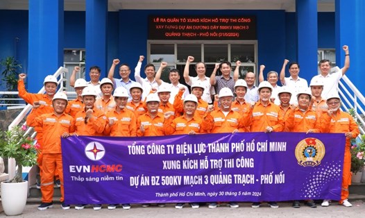 Thành viên Đội xung kích của EVNHCMC trước giờ lên đường hỗ trợ thi công xây dựng dự án đường dây 500kV mạch 3 Quảng Trạch – Phối Nối. Ảnh: EVNHCMC cung cấp
