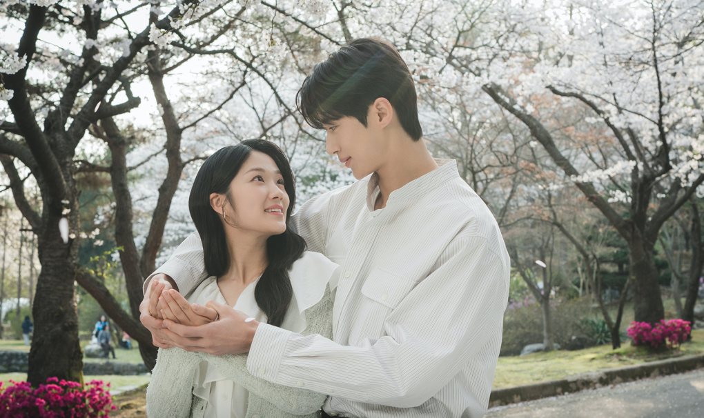 Thành công của phim “Cõng anh mà chạy” là quả ngọt mà Kim Hye Yoon, Byun Woo Seok xứng đáng được hưởng sau nhiều năm nỗ lực với nghề. Ảnh:  Nhà sản xuất