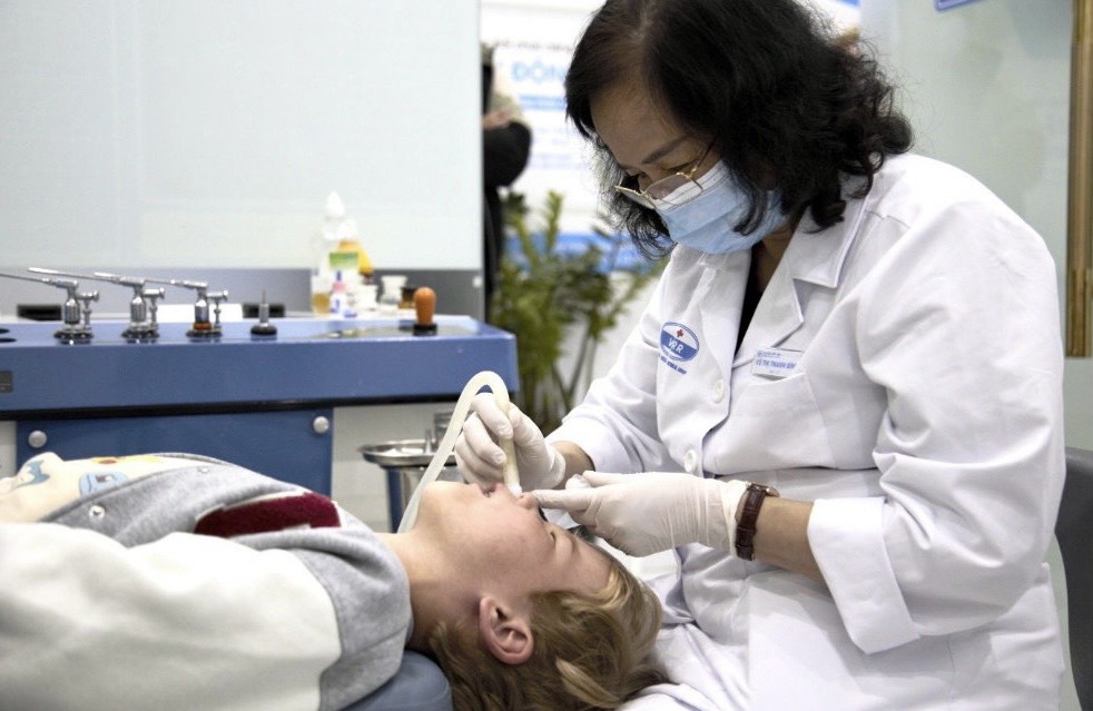 Nội soi tai mũi họng có thể giúp chẩn đoán chính xác, điều trị kịp thời các bệnh về hô hấp của trẻ. Ảnh: BVCC