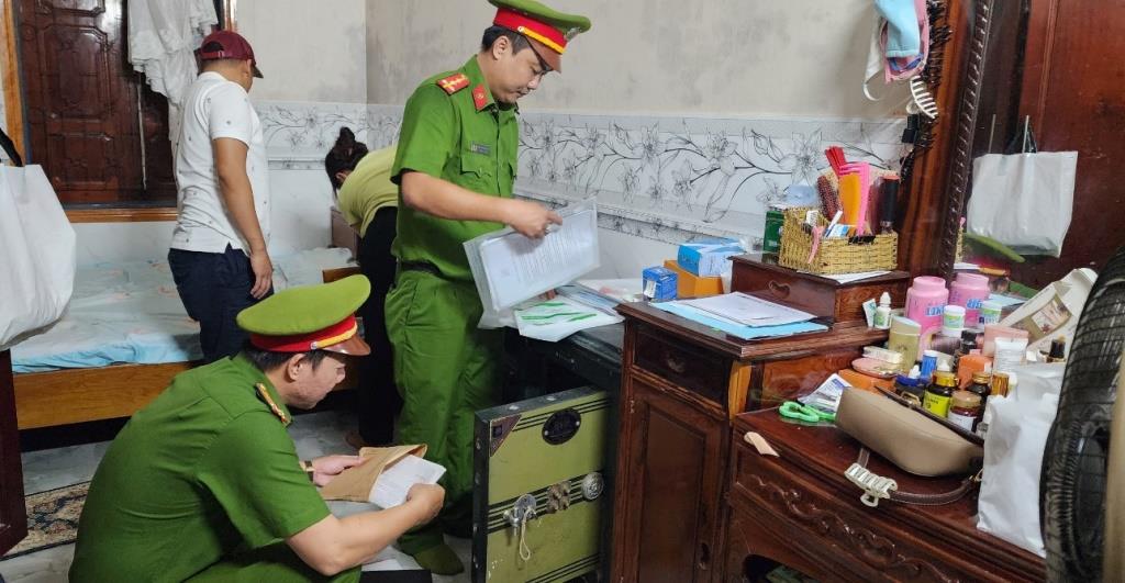 Tiến hành Lệnh khám xét đối với chỗ ở của Nguyễn Văn Nguyên, Cơ quan điều tra đã thu giữ nhiều tài liệu và tang vật liên quan vụ án. Ảnh: Văn Vũ