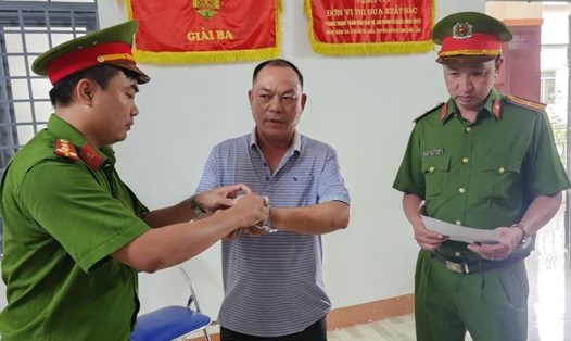 Bị can Nguyễn Văn Nguyên bị bắt tạm giam 4 tháng về tội Lừa đảo chiếm đoạt tài sản. Ảnh: Văn Vũ
