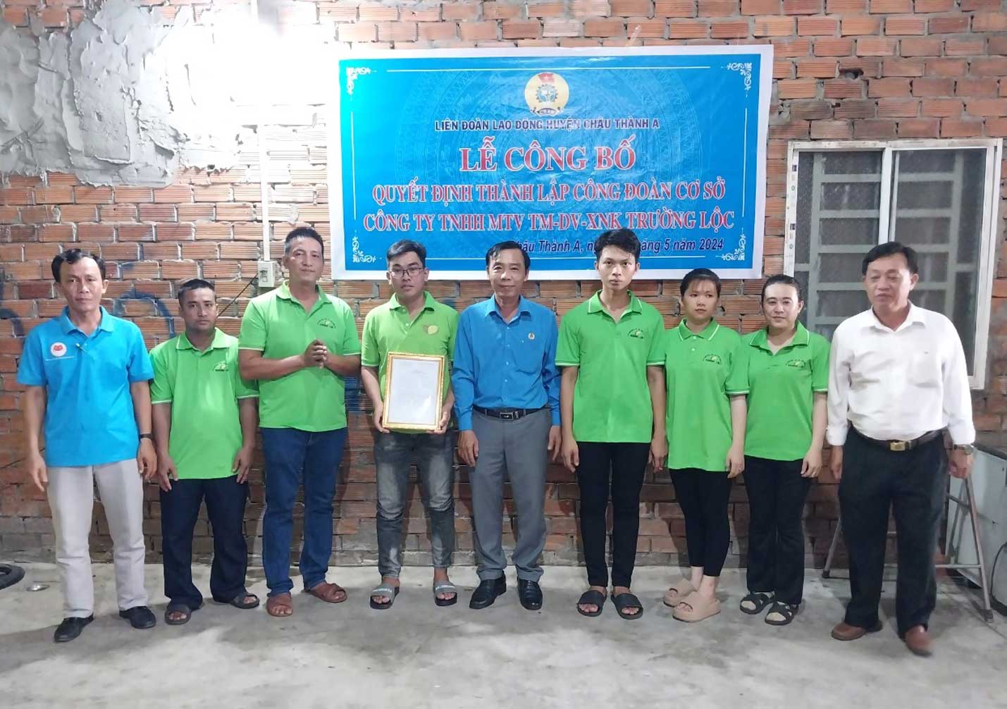 Lễ công bố Quyết định thành lập CĐCS công ty TNHH MTV TM-DV-XNK Trường Lộc. Ảnh: LĐLĐ huyện Châu Thành A