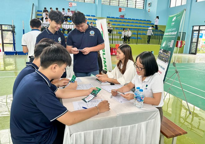 1.000 học sinh, sinh viên Vĩnh Phúc tham gia phiên giao dịch việc làm lưu động