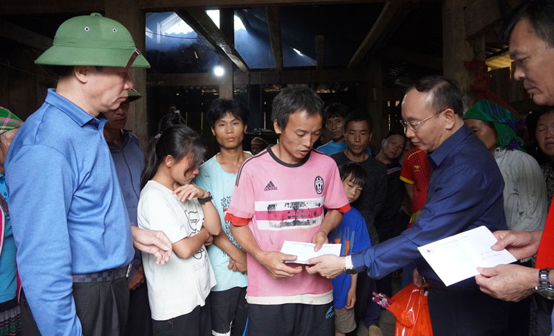Lãnh đạo huyện Văn Bàn thăm hỏi, trao tiền hỗ trợ cho gia đình các nạn nhân. Ảnh: Lệ Duyên. 
