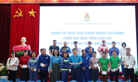 Đoàn công tác trao quà cho đoàn viên, người lao động có hoàn cảnh khó khăn tại tỉnh Lào Cai. Ảnh: Đơn vị cung cấp