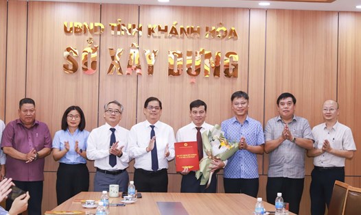 Ông Trần Văn Châu (thứ 4 từ phải qua) giữ chức vụ Giám đốc Sở Xây dựng tỉnh Khánh Hòa. Ảnh: Mạnh Hùng
