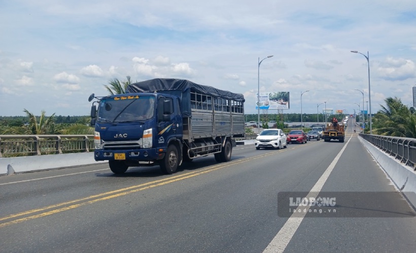 Các xe di chuyển chậm với tốc độ “rùa bò” qua cầu Rạch Miễu. Ảnh: Thành Nhân