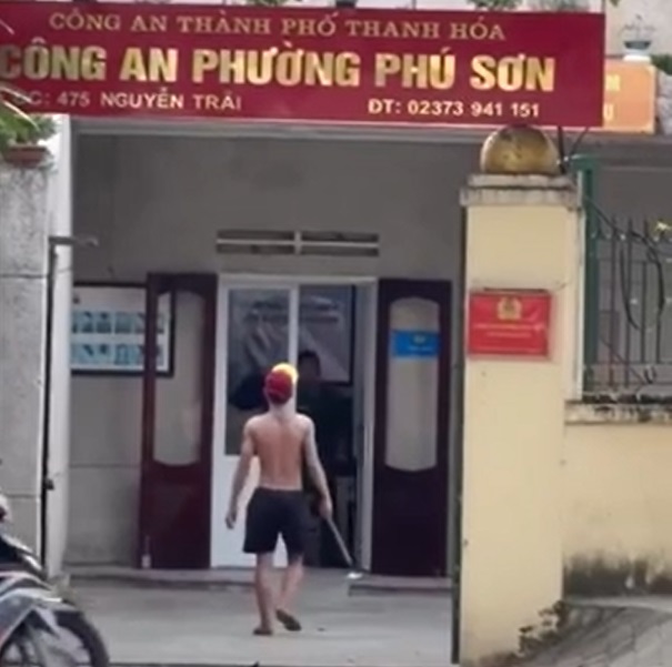 Thời điểm nam thanh niên cầm hung khí xông vào trụ sở Công an phường Phú Sơn, TP. Thanh Hóa. Ảnh: Cắt từ Clip