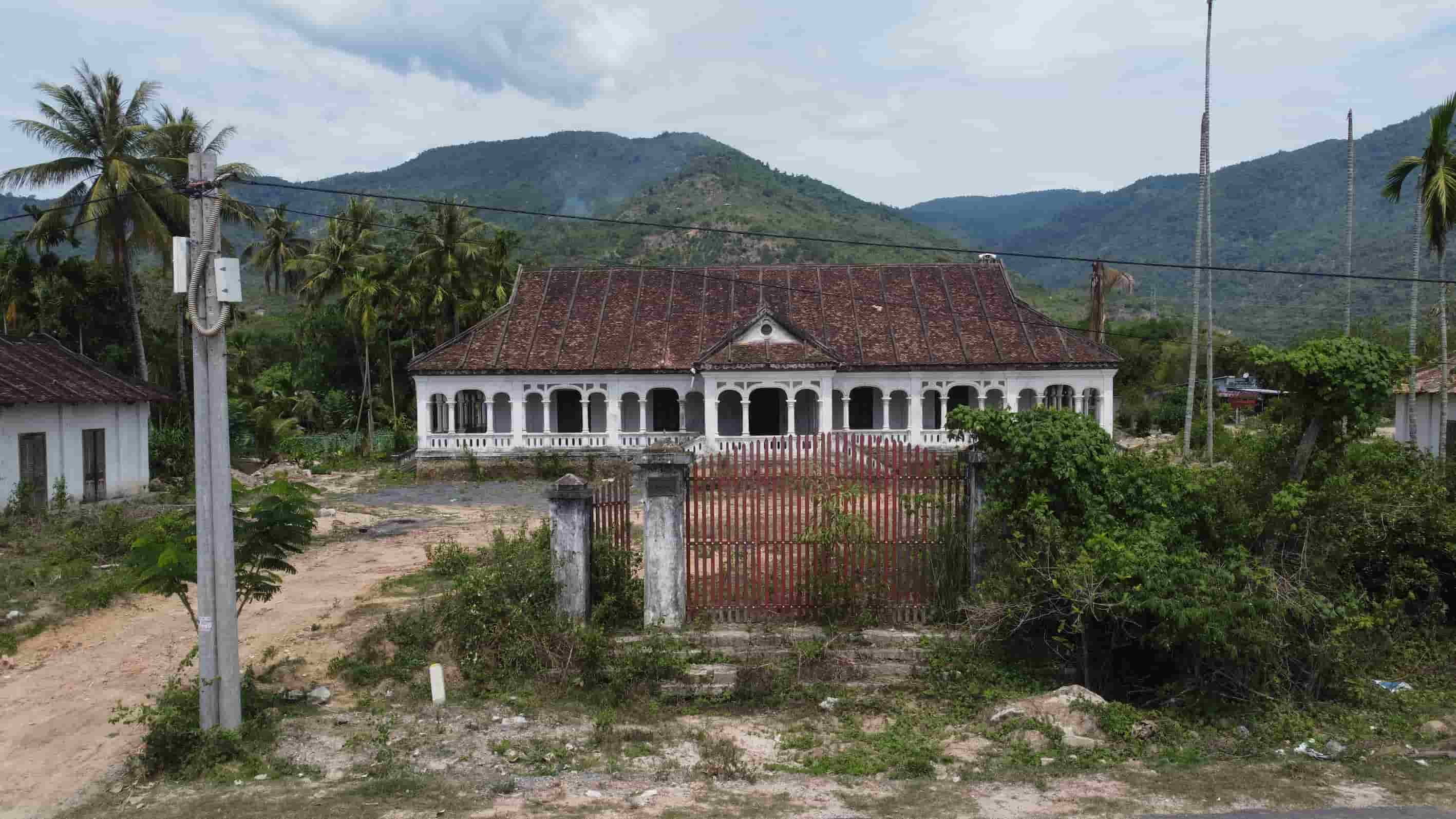 Khác với hình ảnh trước đây, hiện khu bảo tồn nhà xưa ông Hai Thái hoang tàn, xuống cấp vì không có đơn vị quản lý. 
