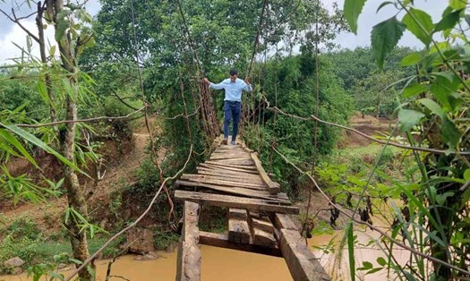 Nhiều cây cầu treo dân sinh tại huyện Đăk Tô (tỉnh Kon Tum) đã có dấu hiệu hư hỏng, nguy cơ đổ sập bất cứ lúc nào khiến người dân bất an mỗi khi đi qua. Ảnh: Lê Nguyên 
