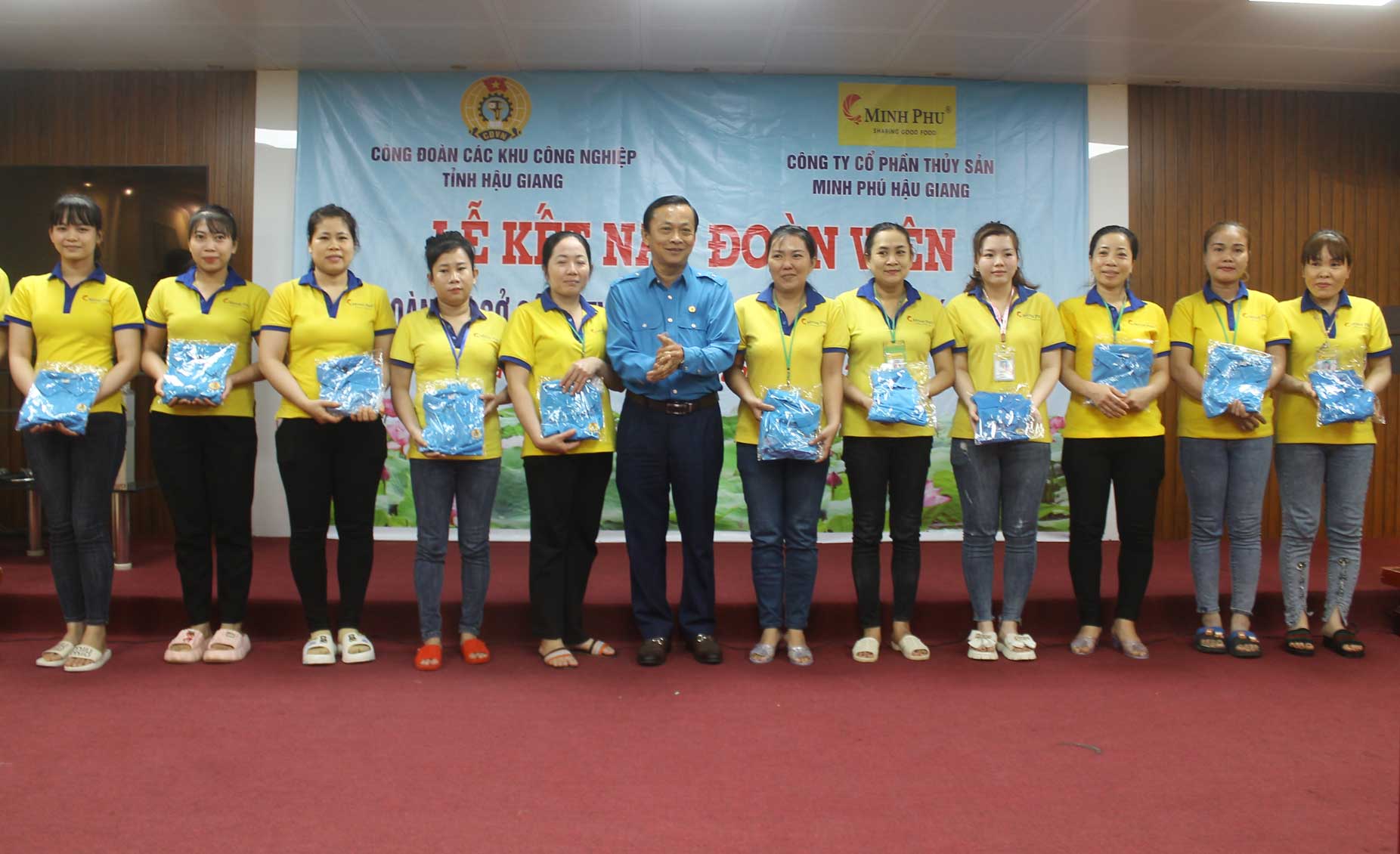 Chủ tịch LĐLĐ tỉnh Hậu Giang Lê Công Khanh tặng trang phục nhận diện công đoàn cho người lao động tham dự buổi lễ. Ảnh: Công đoàn các KCN tỉnh Hậu Giang