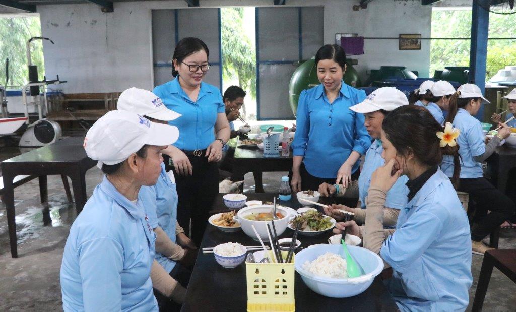 Người lao động cùng nhau dùng “Bữa cơm Công đoàn”. Ảnh: LĐLĐ An Biên