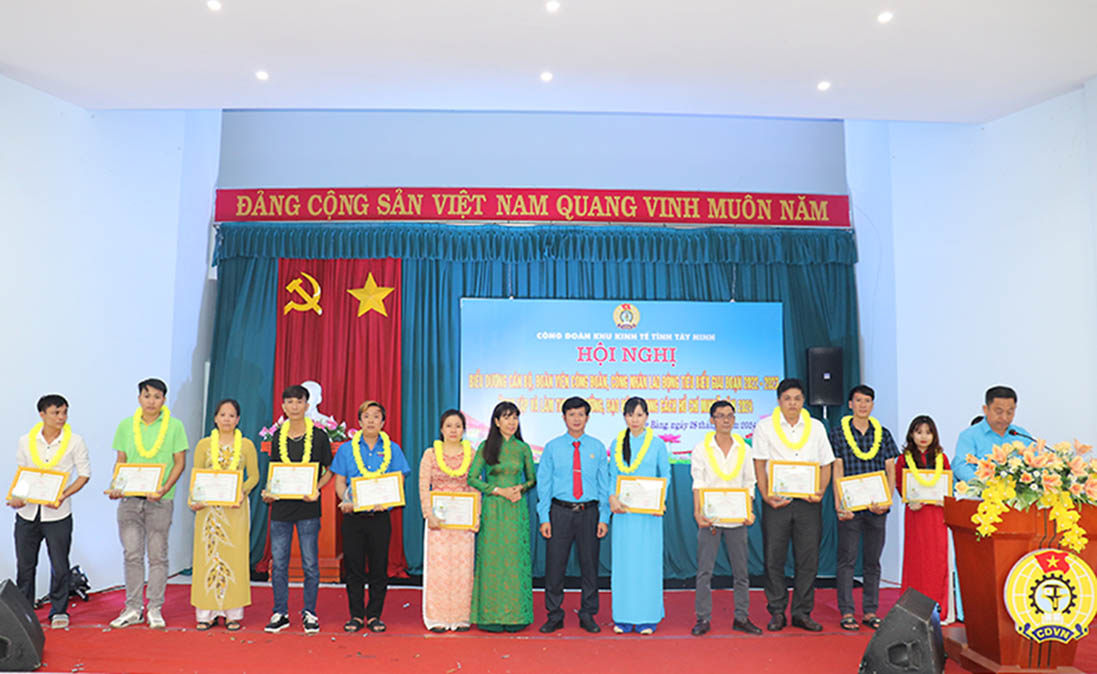 Công đoàn Khu kinh tế Tây Ninh tổ chức hội nghị biểu dương 95 gương điển hình tiên tiến. Ảnh: Phương Dung