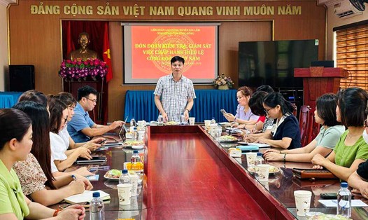 Liên đoàn Lao động huyện Gia Lâm kiểm tra chấp hành Điều lệ Công đoàn Việt Nam và quản lý, sử dụng tài chính Công đoàn đợt 1 năm 2024 tại các Công đoàn cơ sở khối giáo dục. Ảnh: CĐH