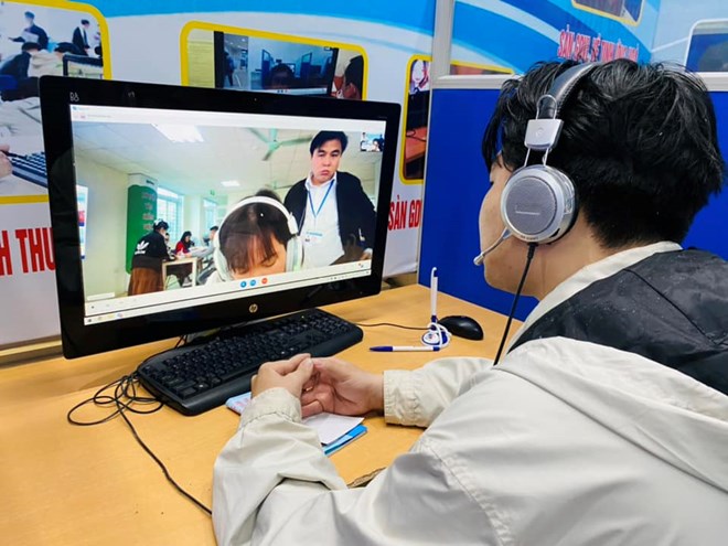 Ứng dụng dịch vụ công trực tuyến tại Trung tâm Dịch vụ việc làm Hà Nội. Ảnh: Hạnh An.