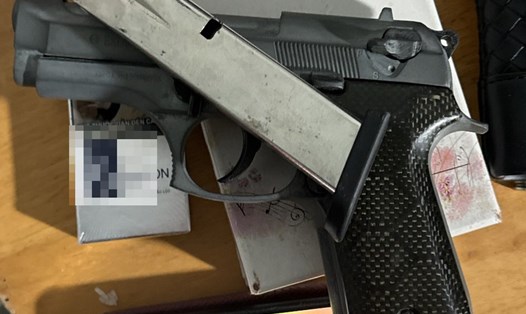 Tang vật là khẩu súng cùng lượng lớn ma túy thu được từ nơi ở của đối tượng ở vùng ven TP. ha Trang. Ảnh: P.Linh