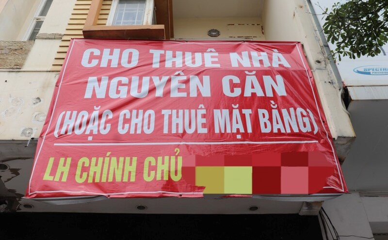 Nhiều cửa hàng tại Đà Nẵng trả mặt bằng, sang nhượng. Ảnh: Nguyễn Linh
