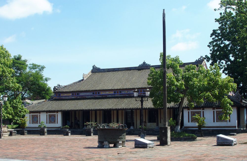 Vạc đồng thời chúa Nguyễn trong Hoàng thành Huế. 