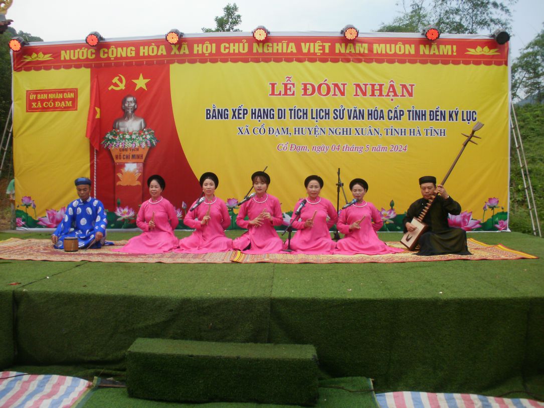 Nghệ nhân Cổ Đạm hát ca trù trong dịp lễ hội rước Thành hoàng, đón bằng di tích cấp tỉnh.