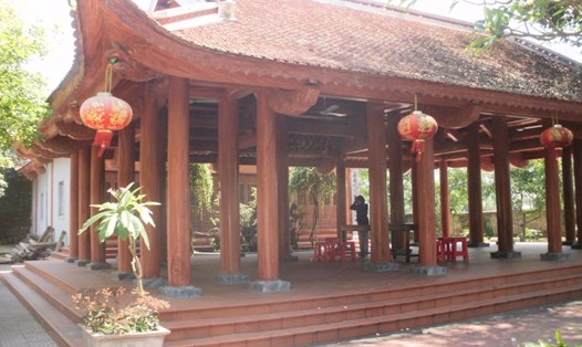 Đình Nhà Trò (đền Xứ) thờ Tổ sư ca trù Đinh Lễ và Mẫn Đào Hoa công chúa ở thôn Phú Vinh, xã Cổ Đạm.