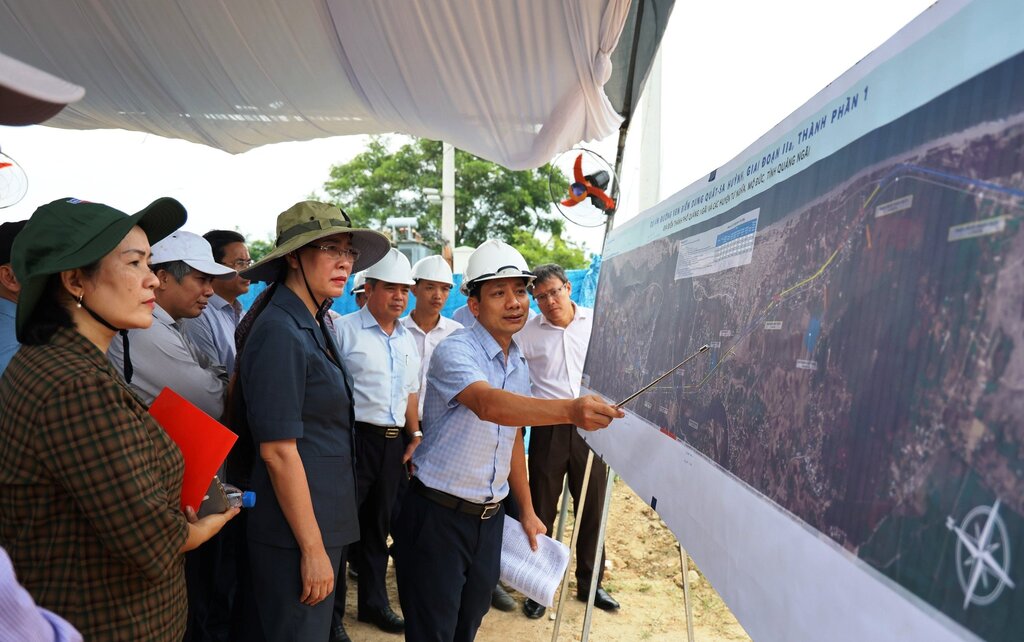 Lãnh đạo tỉnh Quảng Ngãi kiểm tra thực tế dự án đường ven biển Dung Quất - Sa Huỳnh. Ảnh: Viên Nguyễn