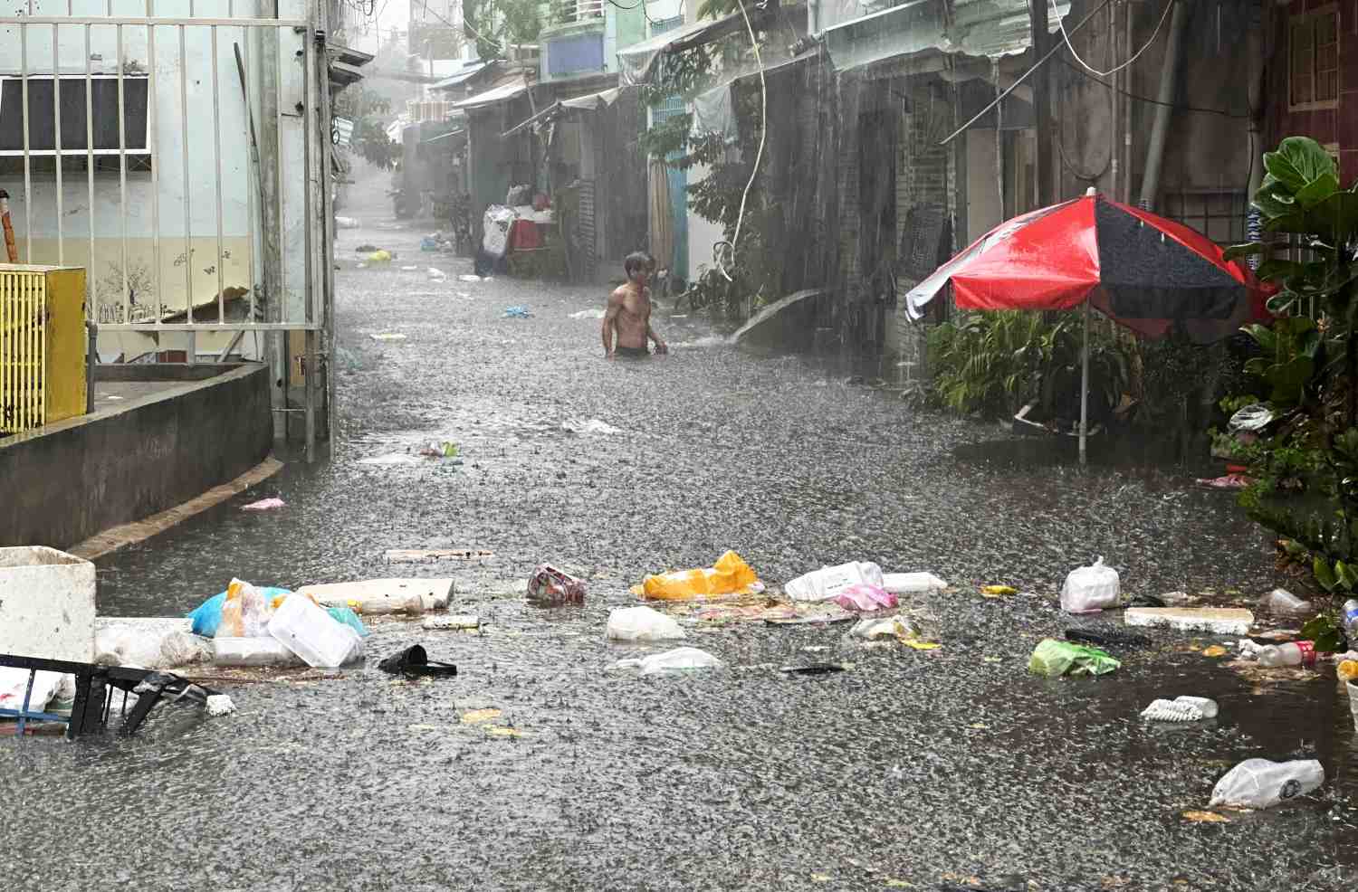 Mưa lớn cũng khiến một số tuyến đường ở quận Bình Thạnh như Chu Văn An, Đinh Bộ Lĩnh, Bạch Đằng… ngập nặng. Riêng con hẻm 366 đường Chu Văn An nước ngập rất sâu. Khi mưa bắt đầu, nước từ đường Chu Văn An chảy cuồn cuộn vào các con hẻm, trong khoảng 15 phút thì hẻm đã ngập lênh láng. Mực nước lên đến hơn 1 m, kéo dài trong suốt các con hẻm.