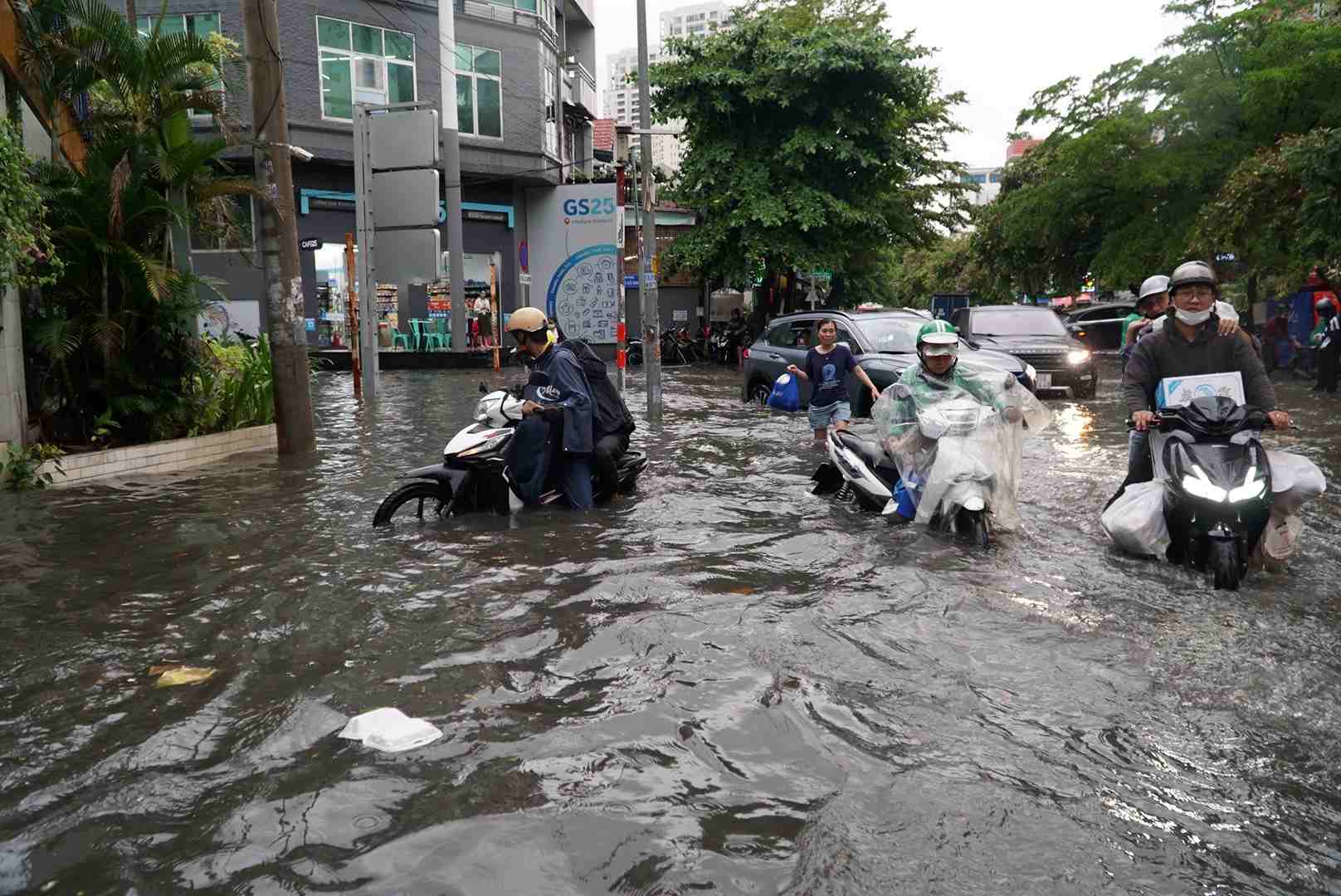 Theo ghi nhận, sau mưa khoảng 15 phút, trên đường Quốc Hương (phường Thảo Điền) nước ngập đến nửa bánh xe trong suốt một đoạn dài. 