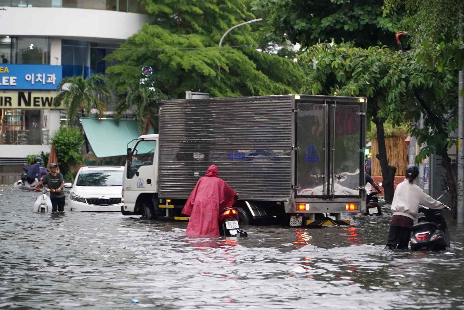 Người dân đi lại hết sức khó khăn tại đường Quốc Hương.