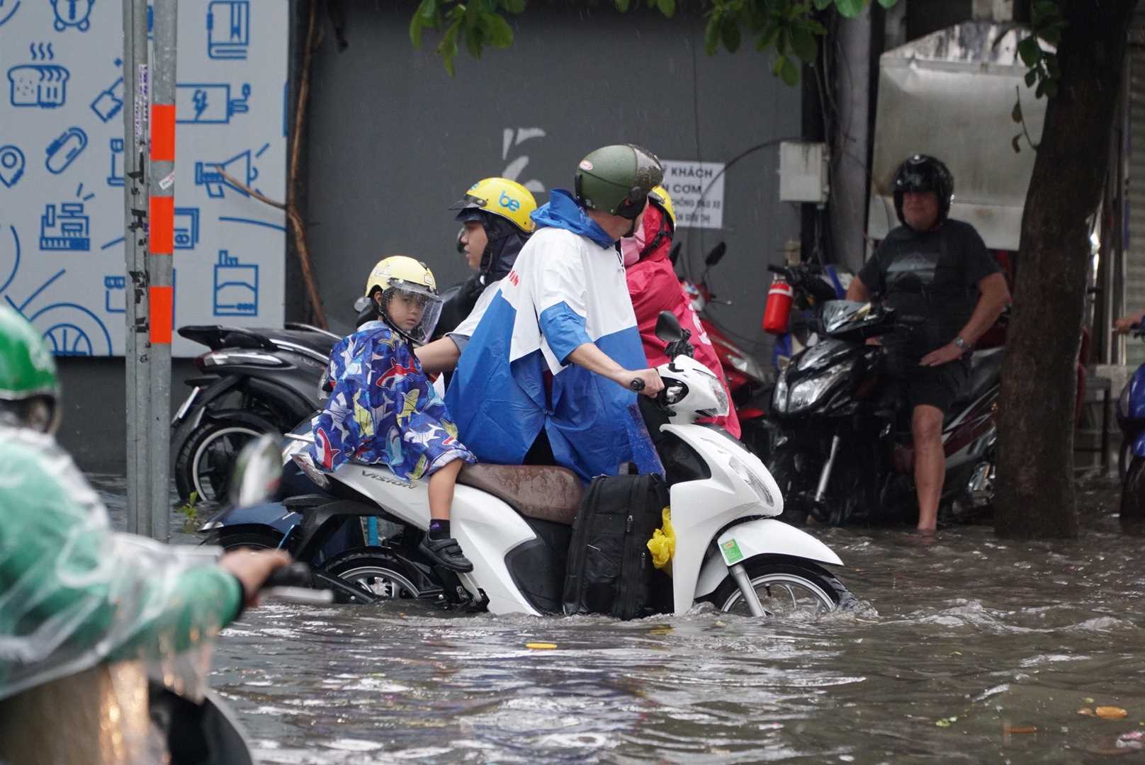 Thời điểm mưa lớn gây ngập lại trùng vào giờ tan tầm nên nhiều người khi về nhà di chuyển hết sức khó khăn.