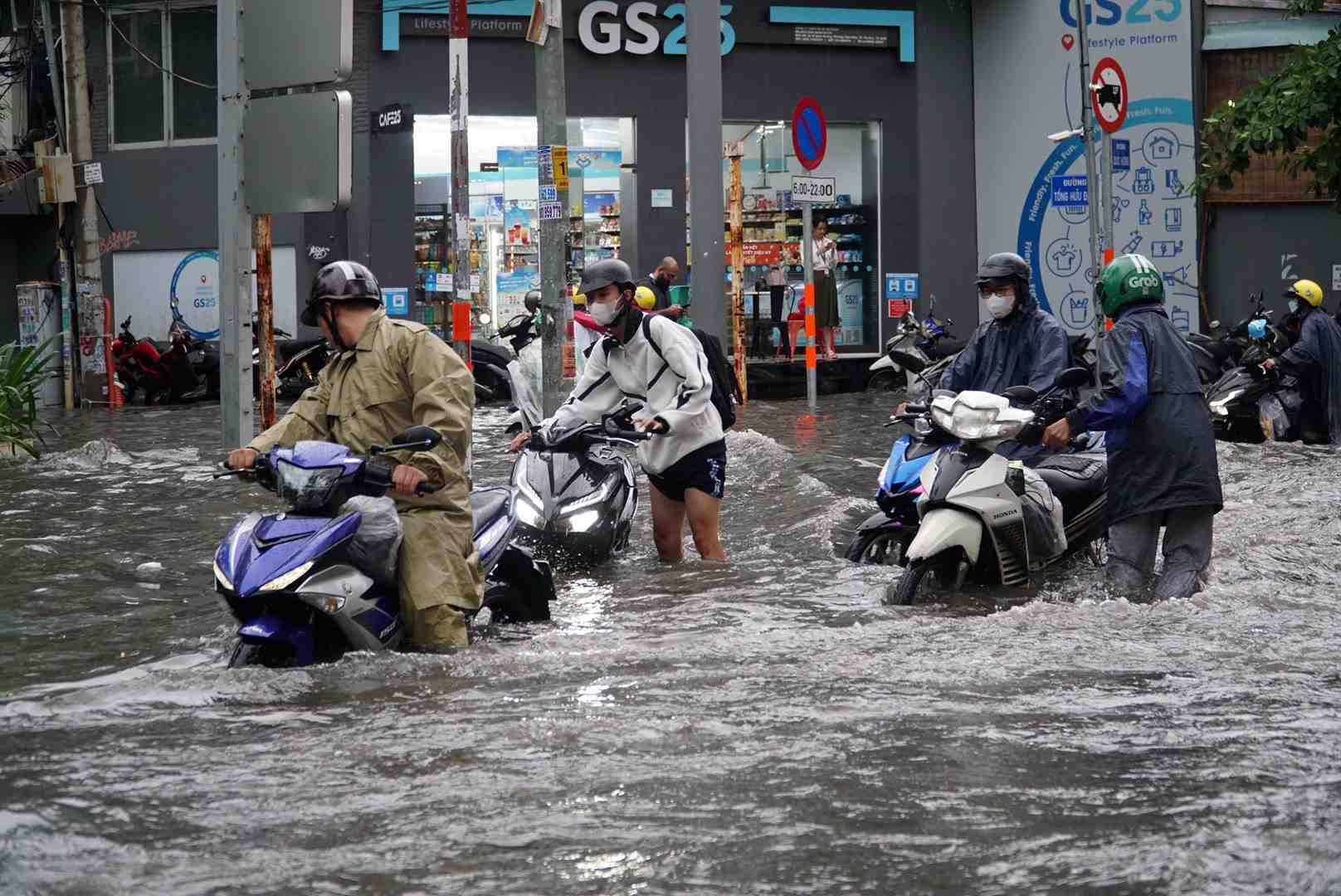 Đường Quốc Hương (phường Thảo Điền, TP Thủ Đức) ngập sâu sau mưa lớn.  Ảnh: Minh Quân